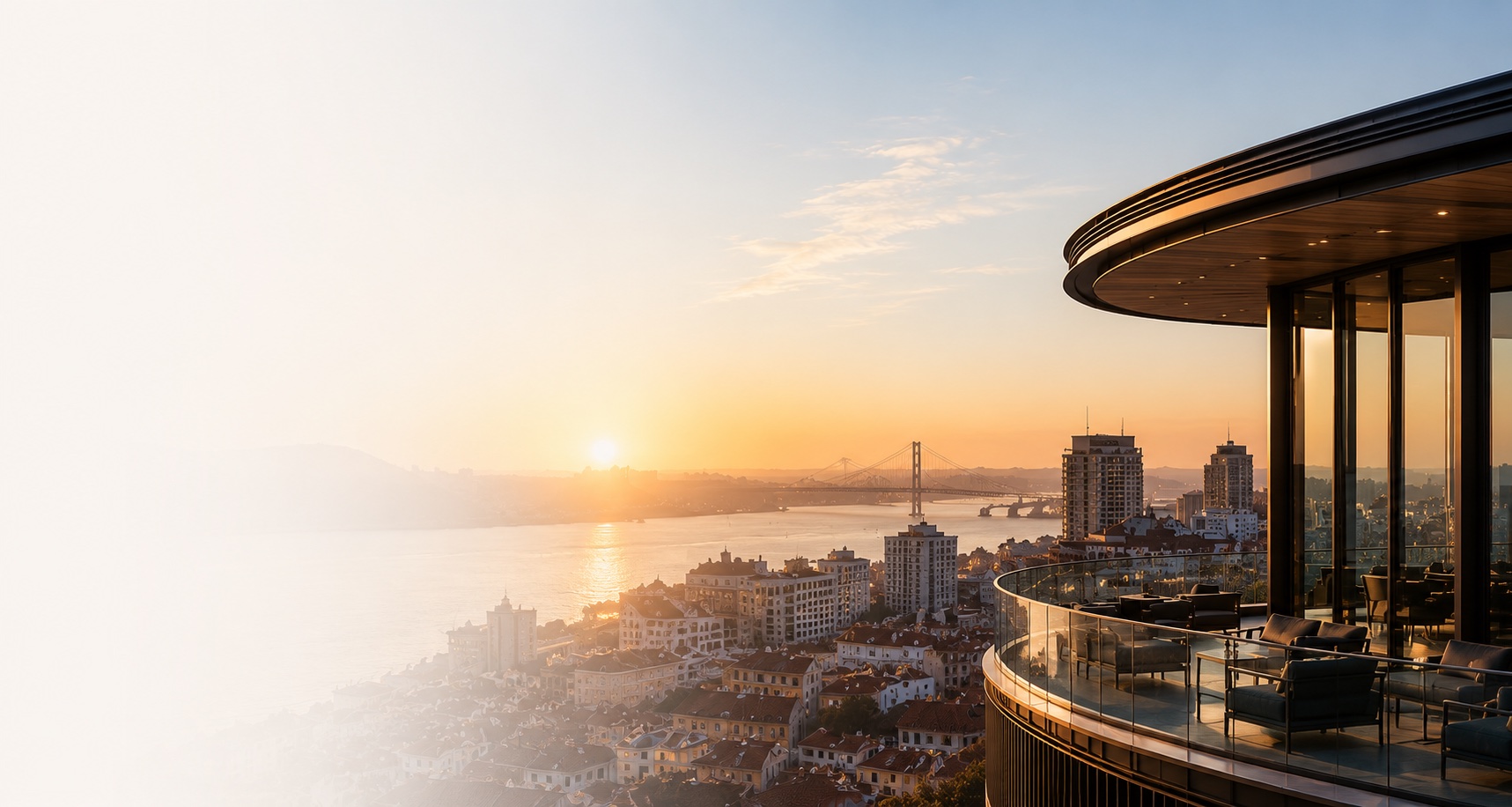 Terraço panorâmico sobre Lisboa ao pôr-do-sol